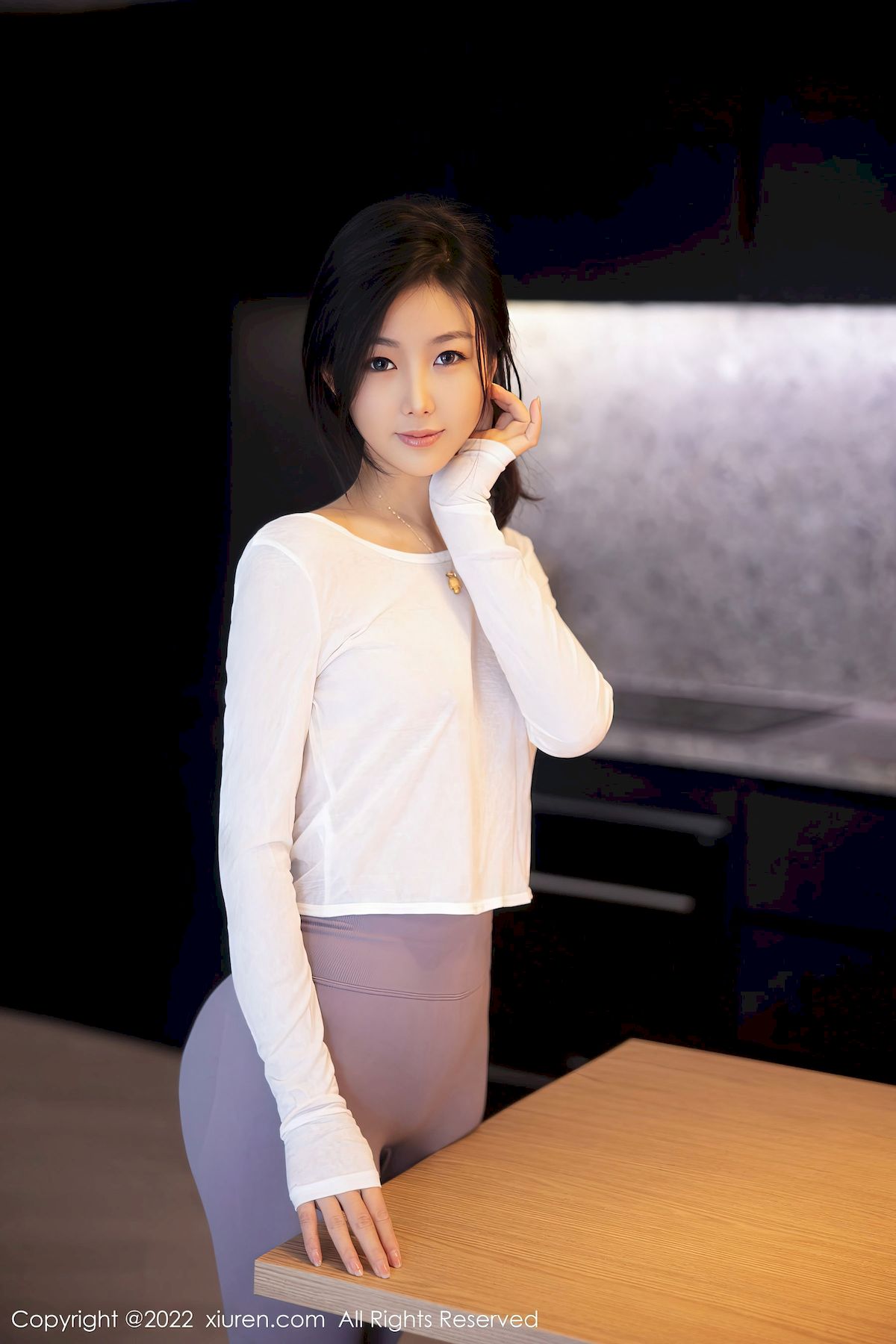 嫩模苏苏阿白色上衣搭配灰色瑜伽裤首套写真