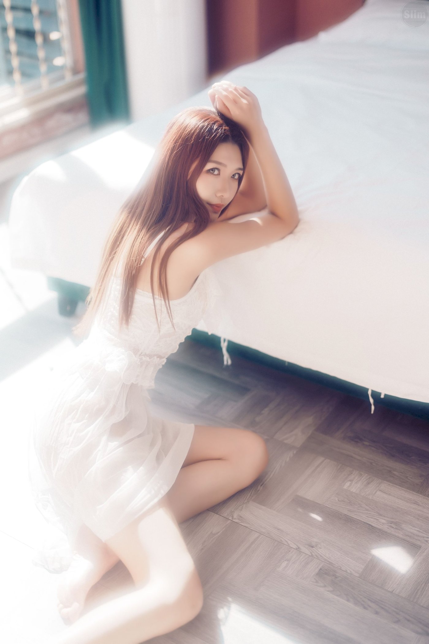 嫩模源纱希喵喵喵修长美腿搭配薄纱白裙私房写真-御萝部落